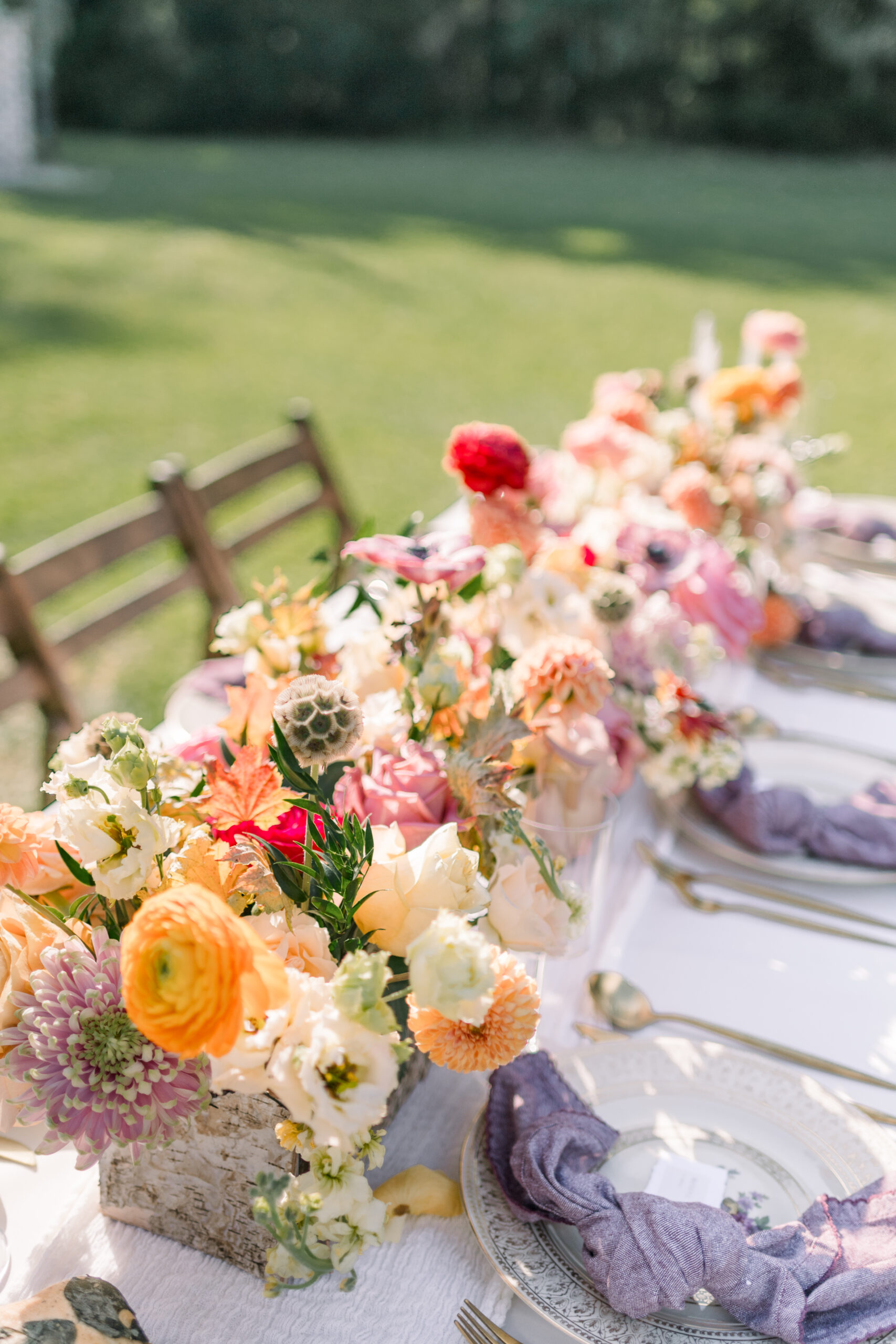 Embracing bold and bright florals for your wedding day table decor